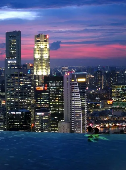 Найвищий басейн у світі на даху хмарочоса marina bay sands skypark, сингапур - туристичний (висота 191 метр) Найвищий басейн у світі на даху хмарочоса marina bay sands skypark, сингапур - туристичний