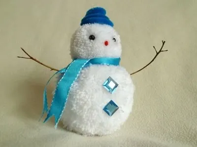 Сніговик з помпонами