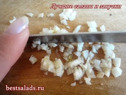 Дивимося на фото і ріжемо часник кращі салати і закуски (фотоурок нарізати часник) Дивимося на фото і ріжемо часник кращі салати і закуски