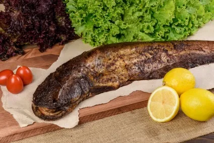 Сом гарячого копчення