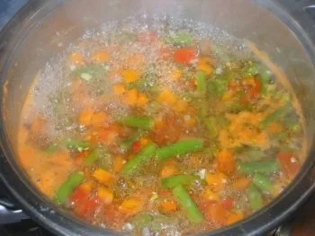 Суп з стручкової квасолею, курятиною і молодими овочами (стручкової) Суп з стручкової квасолею, курятиною і молодими овочами