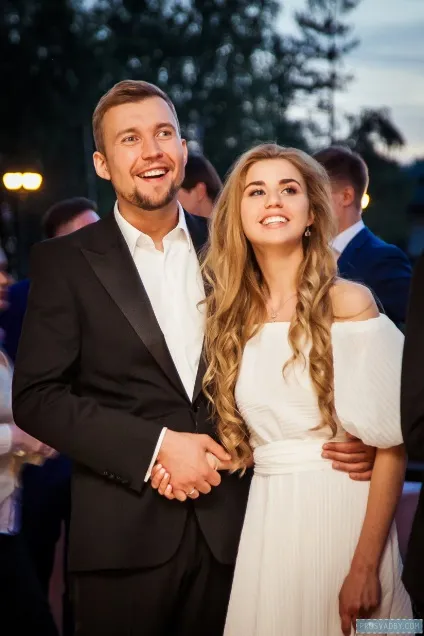 Весілля Іллі та олени бризки шампанського (природі) Весілля Іллі та олени бризки шампанського