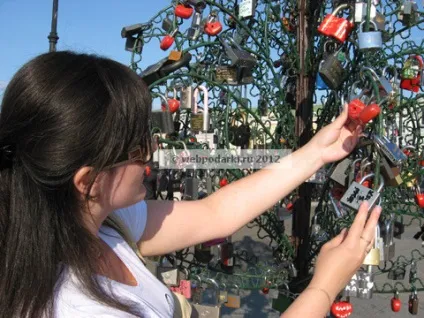 Весільний замок - символ непорушних почуттів (непорушних) Весільний замок - символ непорушних почуттів