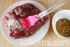 Свиняча шийка, запечена в духовці в рукаві рецепт з фото