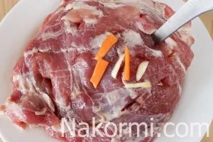 Свиняча шийка, запечена в духовці в рукаві рецепт з фото