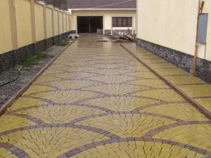 Тротуарна плитка у дворі приватного будинку підготовка, етапи робіт, фото (тротуарна плитка двір приватний будинок фото дворовий) Тротуарна плитка у дворі приватного будинку підготовка, етапи робіт, фото