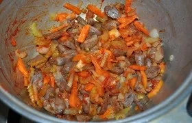 Тушкована картопля з курячими потрошками - покроковий фоторецепт (субпродукти птиці) Тушкована картопля з курячими потрошками - покроковий фоторецепт
