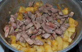 Тушкована картопля з курячими потрошками - покроковий фоторецепт (курячі сердечка) Тушкована картопля з курячими потрошками - покроковий фоторецепт