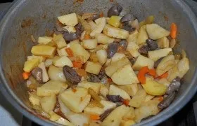 Тушкована картопля з курячими потрошками - покроковий фоторецепт (субпродукти птиці) Тушкована картопля з курячими потрошками - покроковий фоторецепт