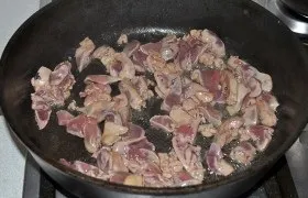Тушкована картопля з курячими потрошками - покроковий фоторецепт (субпродукти птиці) Тушкована картопля з курячими потрошками - покроковий фоторецепт