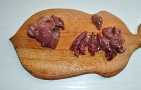 Тушкована картопля з курячими потрошками - покроковий фоторецепт (курячі сердечка) Тушкована картопля з курячими потрошками - покроковий фоторецепт
