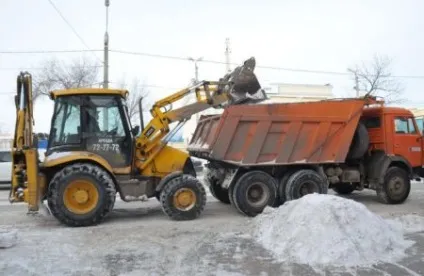 Прибирання снігу у дворі своїми руками мотоблоком, скребком і лопатою (ключі) Прибирання снігу у дворі своїми руками мотоблоком, скребком і лопатою