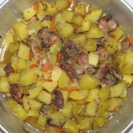 Тушкована картопля з м'ясом в духовці (тушкована картопля) Тушкована картопля з м'ясом в духовці