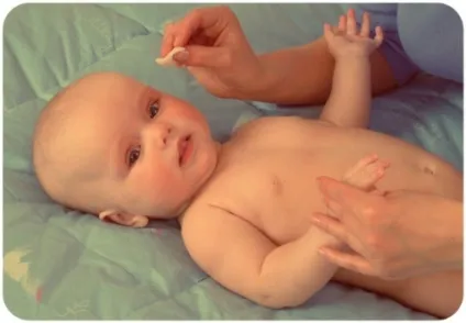 У новонародженого закисает око що робити батькам