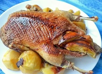 Качка в утятніце в духовці з картоплею і яблуками рецепт з фото, океан дрібниць (рецепт) Качка в утятніце в духовці з картоплею і яблуками рецепт з фото, океан дрібниць