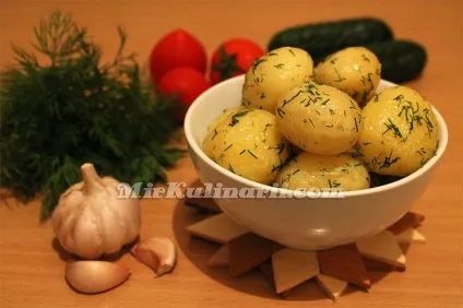Смачний молода картопля з часником і кропом