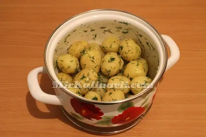 Смачний молода картопля з часником і кропом