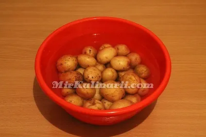 Смачний молода картопля з часником і кропом