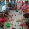 Час даремно ми не втрачаємо, по дорозі в дитячий сад граємо »(граємо) Час даремно ми не втрачаємо, по дорозі в дитячий сад граємо »