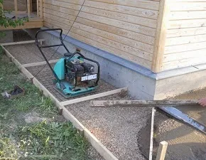 На допомогу приватному забудовнику як робиться правильний бетонне вимощення навколо будинку