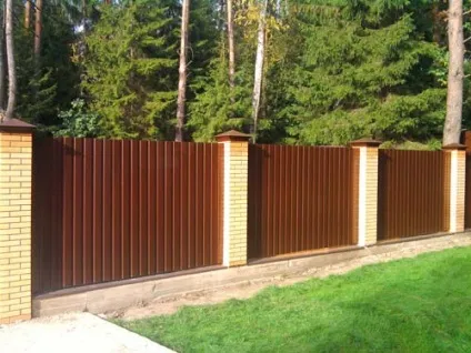 Огорожа з профнастилу своїми руками з фундаментом і з заглибленими в грунт стовпчиками (своїми) Огорожа з профнастилу своїми руками з фундаментом і з заглибленими в грунт стовпчиками