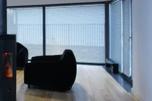 Жалюзі горизонтальні з різних матеріалів, їх переваги і недоліки