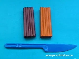 Жираф з пластиліну - це екзотичну тварину з довгою шиєю (шиєю) Жираф з пластиліну - це екзотичну тварину з довгою шиєю