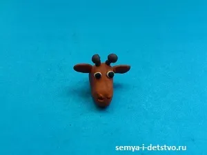 Жираф з пластиліну - це екзотичну тварину з довгою шиєю (тварина) Жираф з пластиліну - це екзотичну тварину з довгою шиєю
