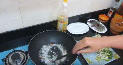 Смажена локшина по-тайськи з креветками - покроковий рецепт з фото (локшина) Смажена локшина по-тайськи з креветками - покроковий рецепт з фото