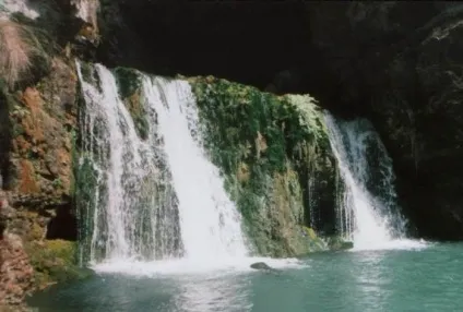 Атиш - водоспад б'є з печери