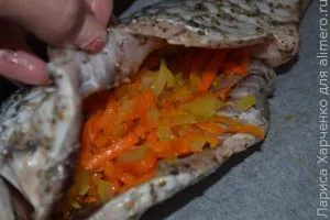 Фаршировані карасі з овочами в духовці (приготування цієї страви) Фаршировані карасі з овочами в духовці