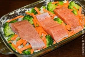 Горбуша з рисом і овочами в духовці