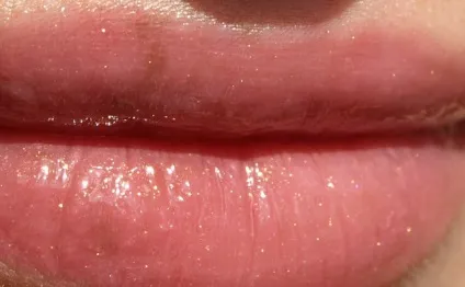 Be butterfly цукерковий guerlain kisskiss gloss extreme shine rose collection # 872 flush pink (guerlain) Be butterfly цукерковий guerlain kisskiss gloss extreme shine rose collection # 872 flush pink