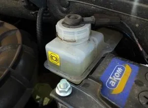 Які рідини заливають в автомобіль список і поради - твій АВТОПУЛЬС (масло) Які рідини заливають в автомобіль список і поради - твій АВТОПУЛЬС