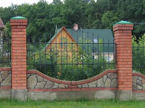 Як побудувати цегляний паркан на дачі