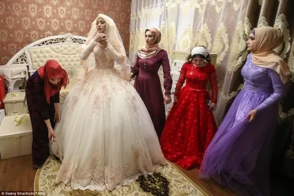 Без рідних і танців як проходить весілля для чеченської нареченої (фотоальбом) Без рідних і танців як проходить весілля для чеченської нареченої