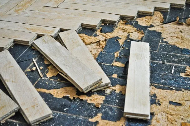 Як вирівняти підлогу плитковим клеєм під ламінат і лінолеум