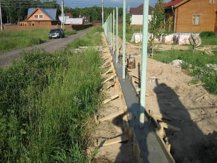 Як забетонувати стовпи для забору