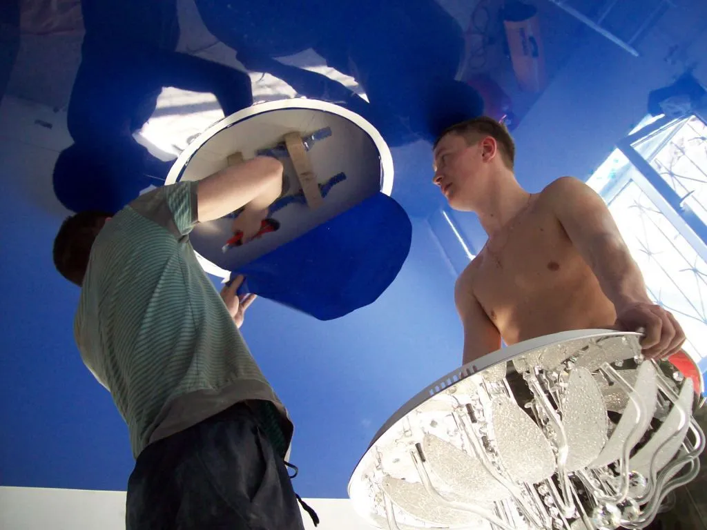Кріплення люстри до натяжної стелі способи монтажу (стелі) Кріплення люстри до натяжної стелі способи монтажу