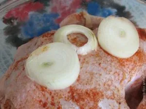Курочка в духовці фарширована цибулею