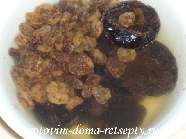Курка смажена на сковороді з чорносливом і родзинками (куряче філе стегна) Курка смажена на сковороді з чорносливом і родзинками