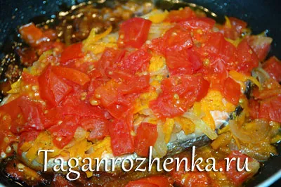 Лосось тушкований з овочами