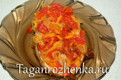 Лосось тушкований з овочами