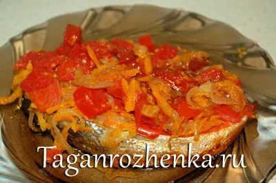 Лосось тушкований з овочами