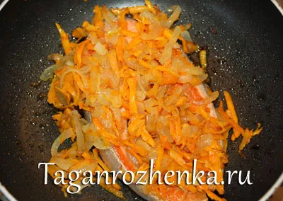 Лосось тушкований з овочами