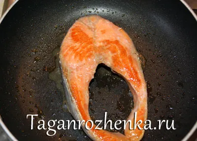 Лосось тушкований з овочами
