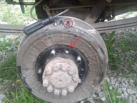 Міняємо сальник задньої півосі і гальмівні колодки (міняємо сальник задньої півосі і гальмівні колодки) Міняємо сальник задньої півосі і гальмівні колодки