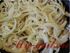 Мойва тушкована з цибулею
