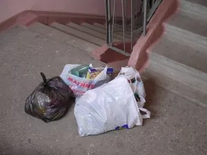 Сміття в під'їзді куди звертатися і можливий штраф (під'їзді) Сміття в під'їзді куди звертатися і можливий штраф