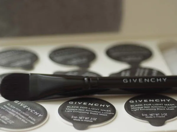 Моя ставка на чорне маска для обличчя givenchy black for light mask - елена Чемезова (givenchy) Моя ставка на чорне маска для обличчя givenchy black for light mask - елена Чемезова